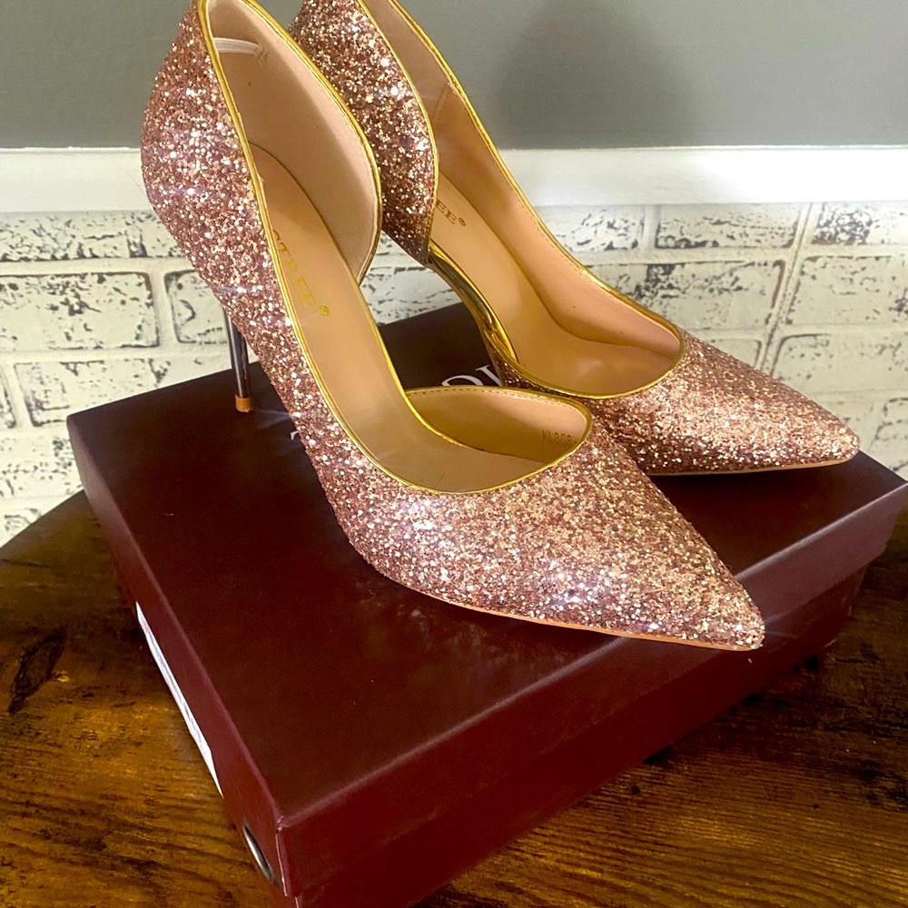 Elegant Glitter Pumps